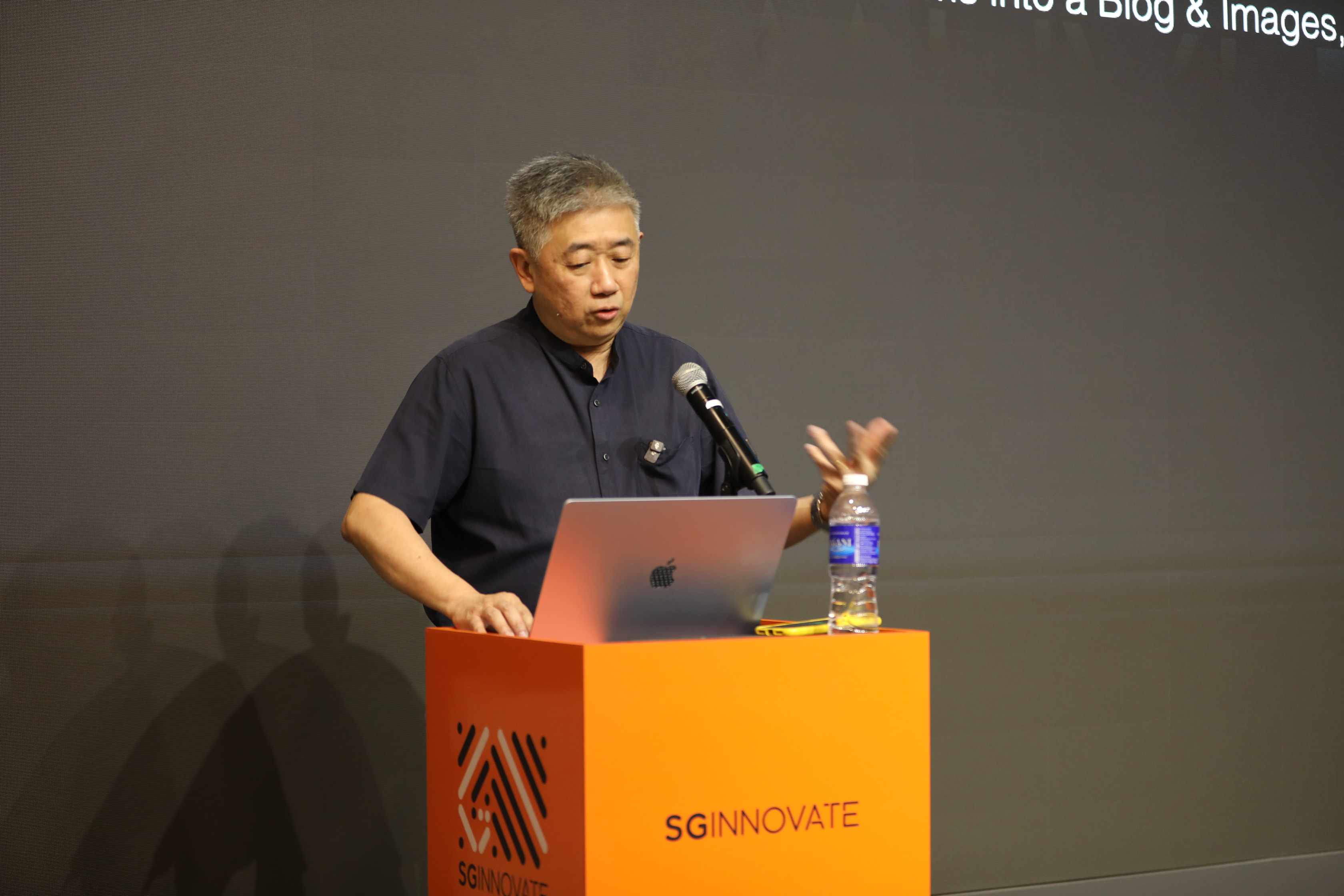 Jesse Sng presenting at Roast #6